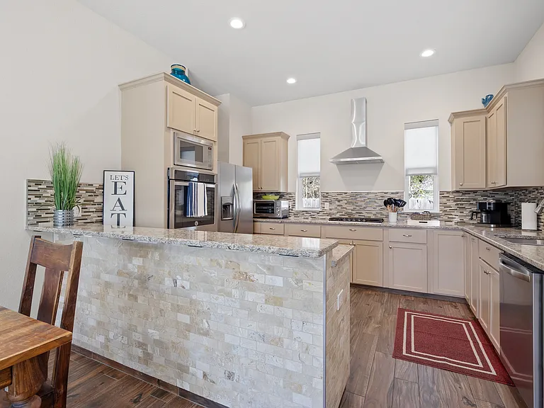 4410-2 Russell Dr — Photo 10