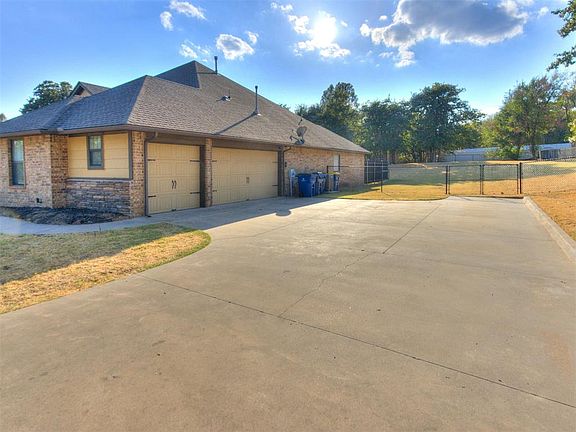 3rd image of 3023 Piper Ln