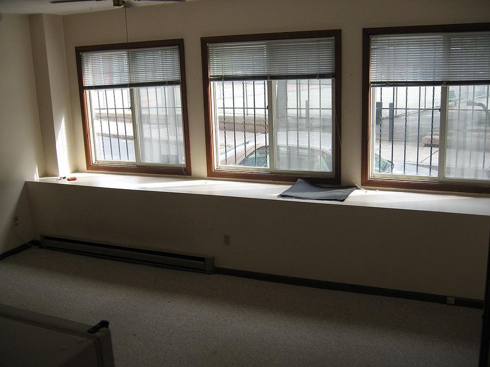2nd image of 126 Prince St APT 003