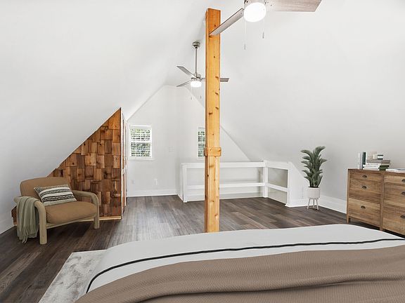 4th image of 2221 Burgundy St #2225