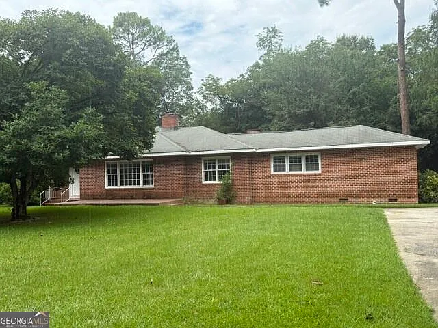 4 bed, 3.0 bath, 2700 sqft, $1,650 — Photo 2