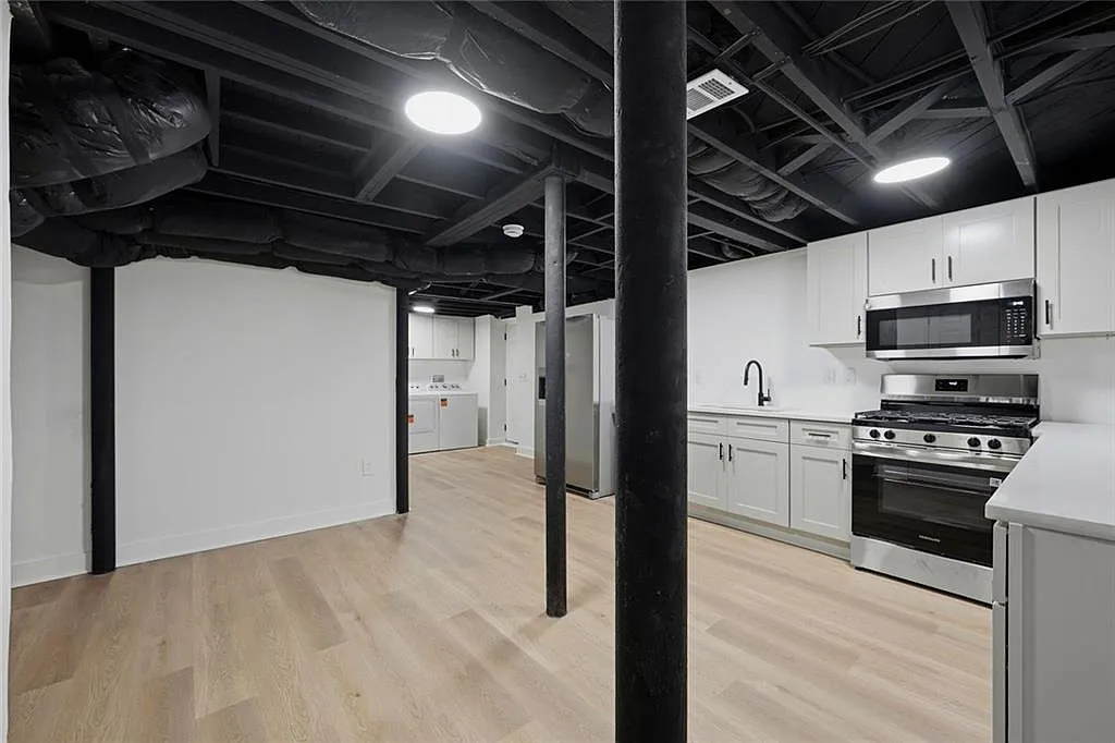 3 bed, 1.0 bath, 3000 sqft, $1,500 — Photo 4