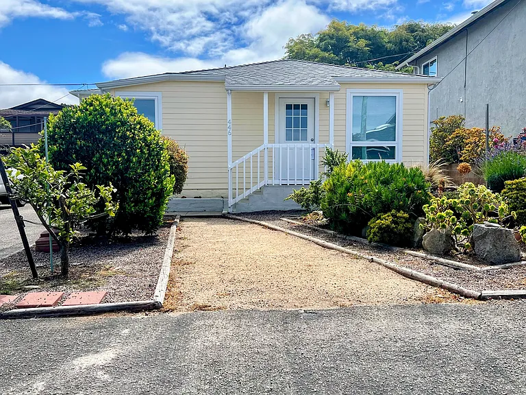446 Tulare Ave — Photo 1
