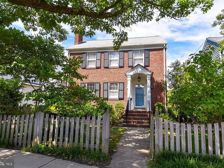 710 W View Ter — Photo 1