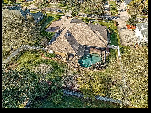 4th image of 910 Maple Ridge Dr