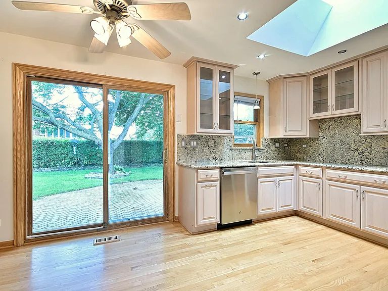 2360 N Drury Ln — Photo 9