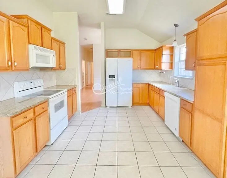 2032 Stonehenge Dr — Photo 2