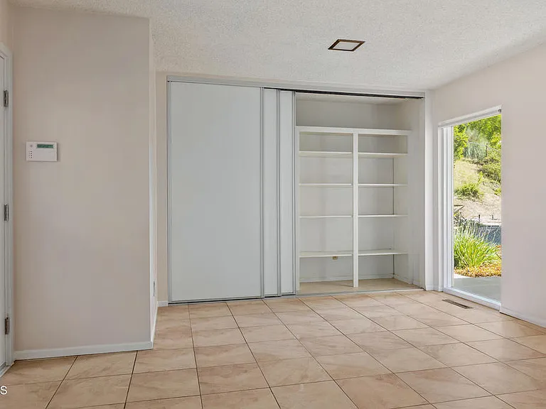 2075 Linda Flora Dr — Photo 16