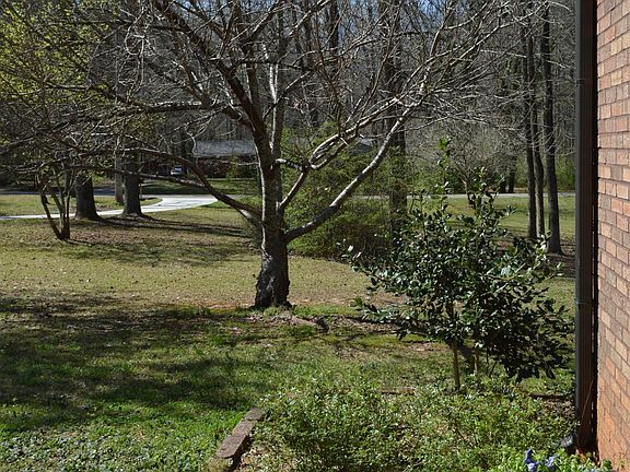 5th image of 110 Sandy Dr
