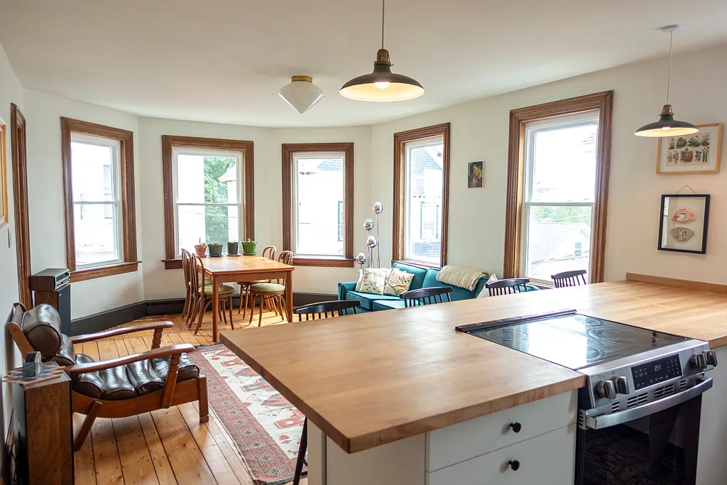 3 bed, 1.5 bath, 1325 sqft, $3,000 — Photo 1