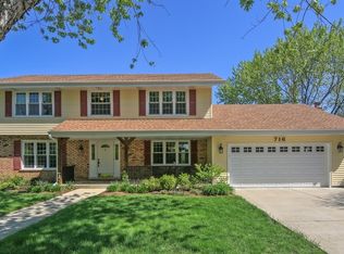 716 Doe Cir, Westmont, IL