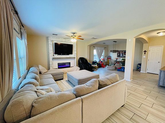 5th image of 913 Larvotto Loop