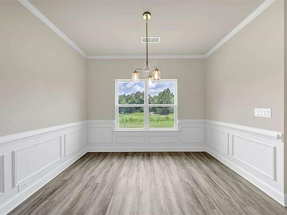 4th image of 321 Angela Ave