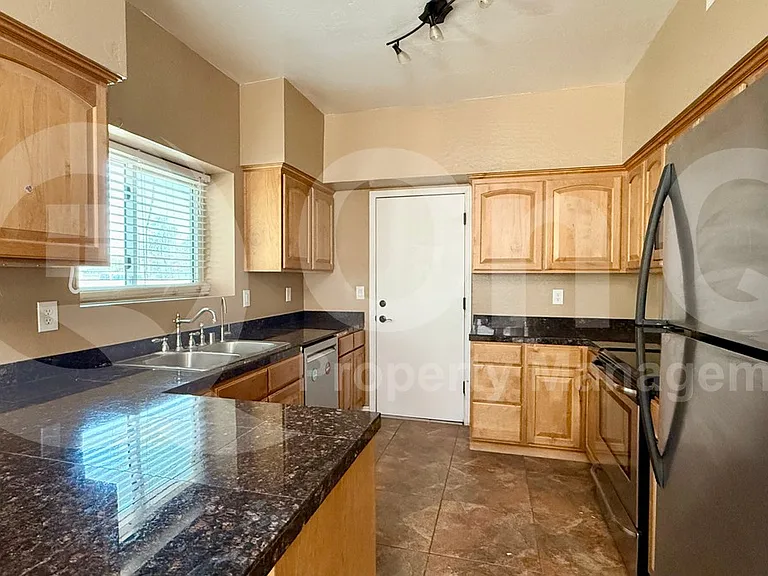 1417 N Dana St — Photo 7