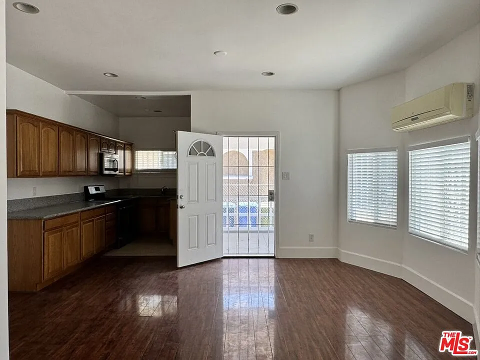 2 bed, 2.0 bath, 1000 sqft, $2,990 — Photo 2