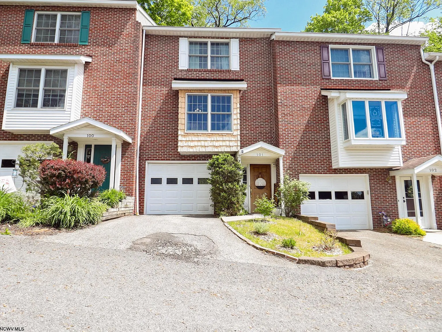 3 bed, 2.5 bath, $1,800 — Photo 2