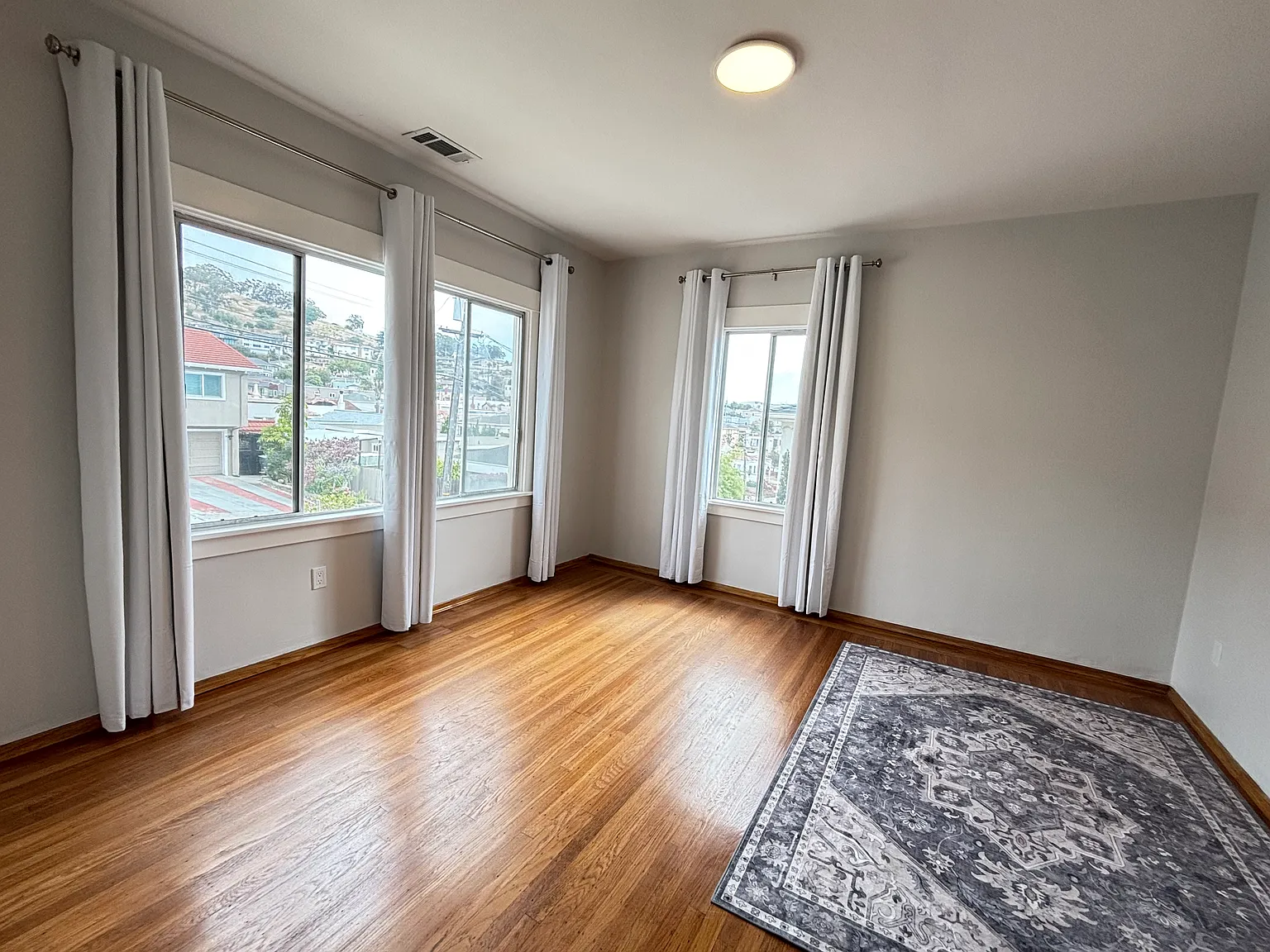 3 bed, 1340 sqft, $5,100 — Photo 3