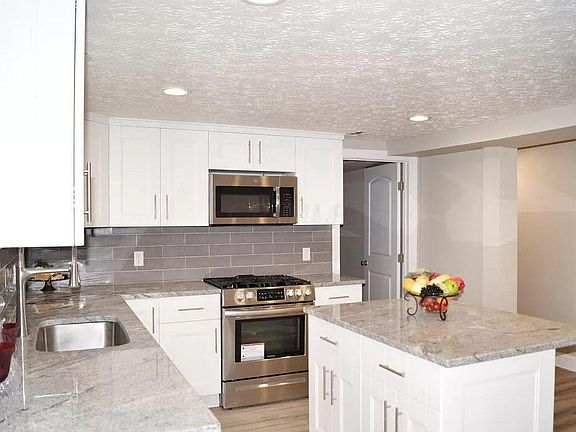 4th image of 610 Poplar St