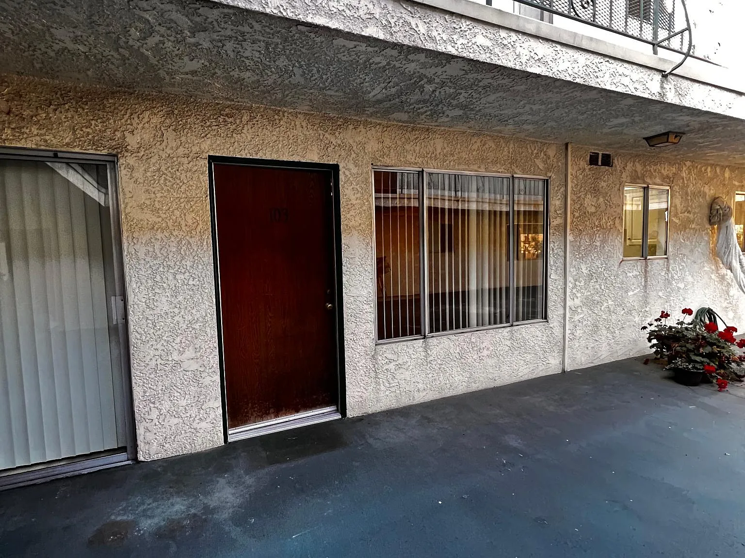 2220 W Victory Blvd — Photo 3