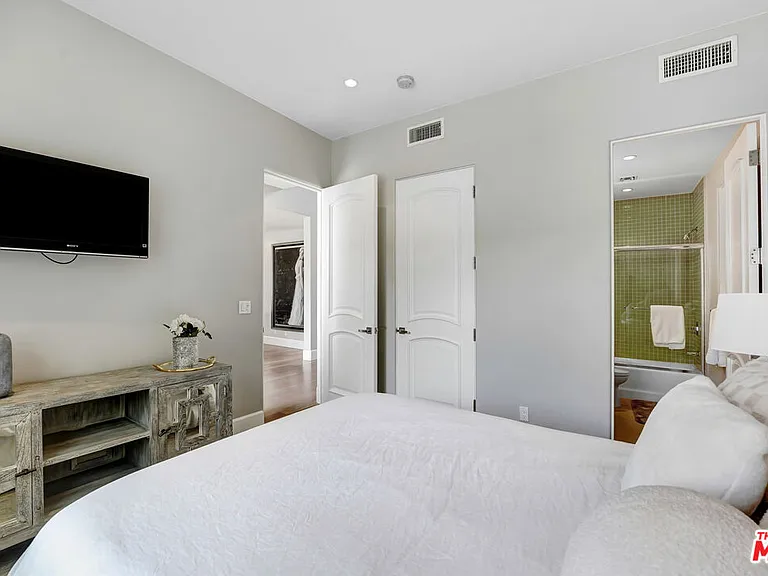 841 N Crescent Heights Blvd — Photo 26