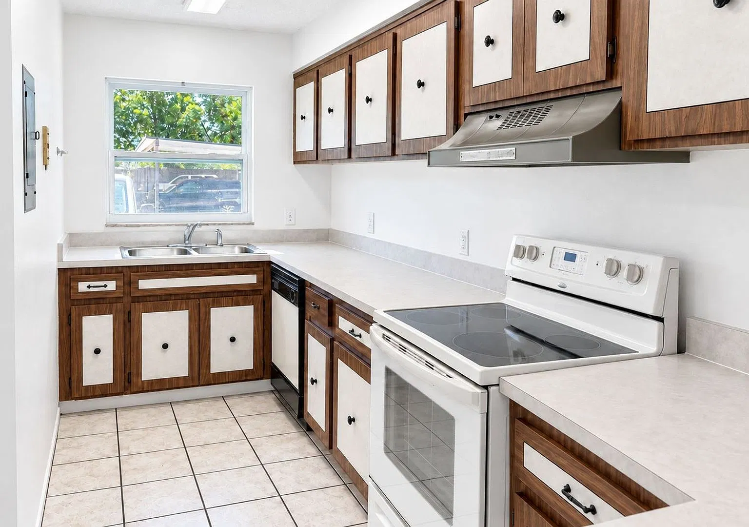 Spacious 2 Bedroom, 2.5 Bath Townhome with Community Pool Melbourne — Photo 1
