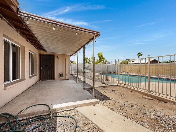 4th image of 2056 W Des Moines Cir