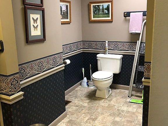 1ST FLOOR TOILET 