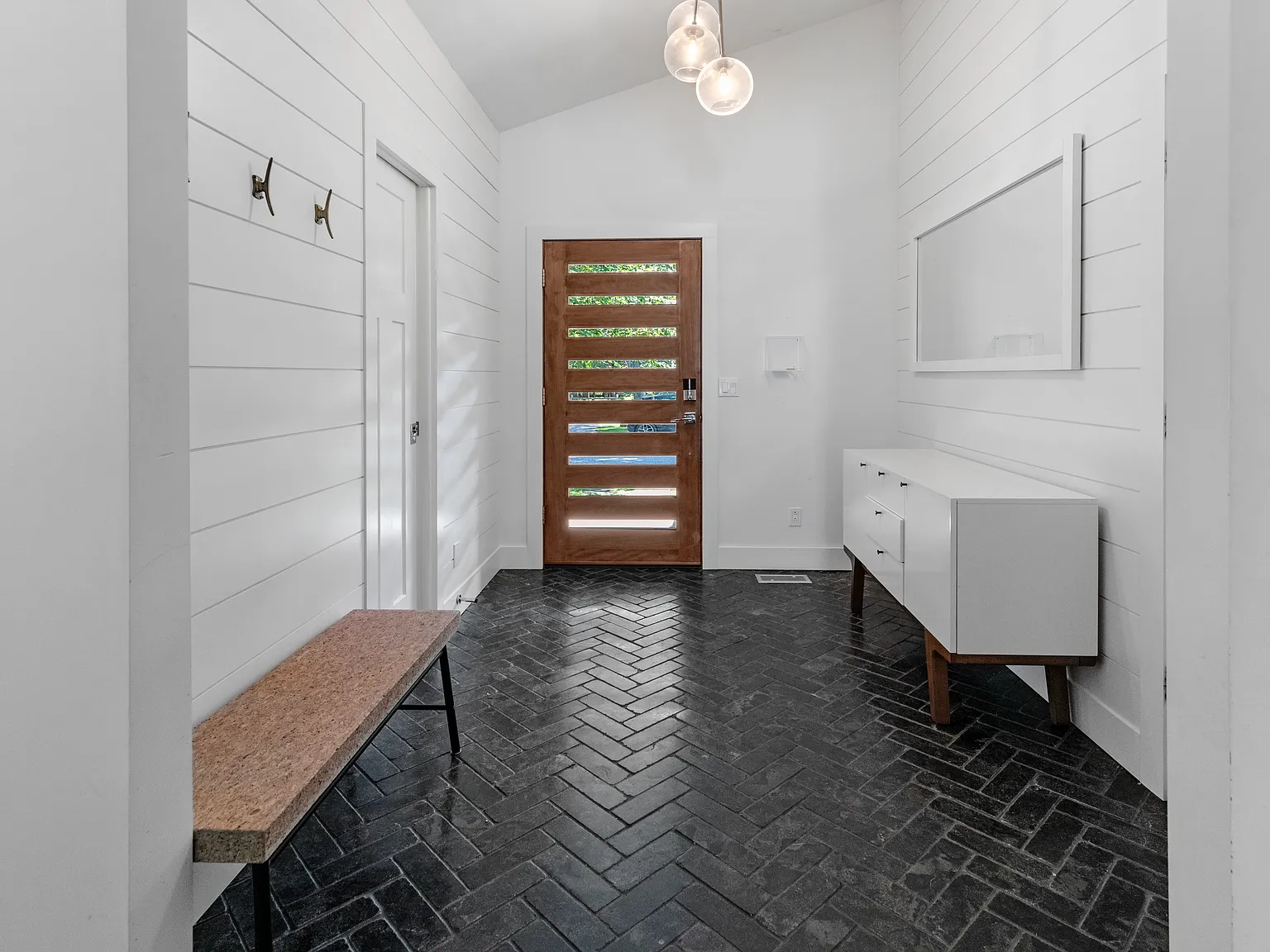 Impeccably designed home with swimming pool — Photo 2