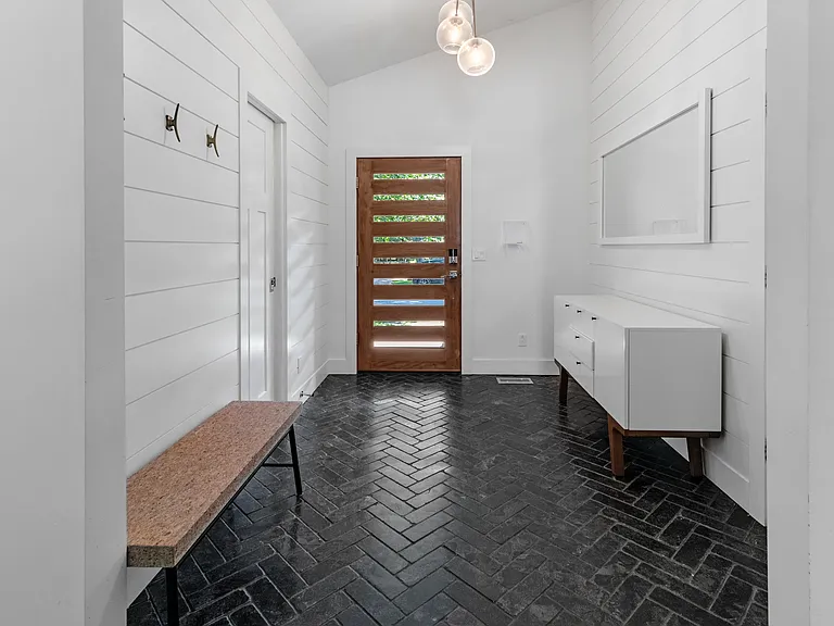 75 Tyrone Dr — Photo 2