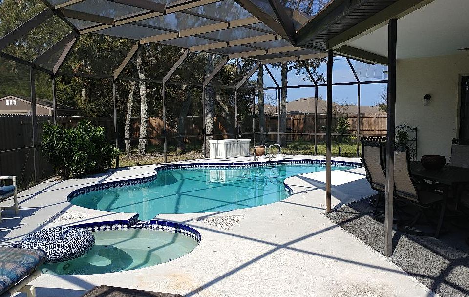 Nice screened in pool.