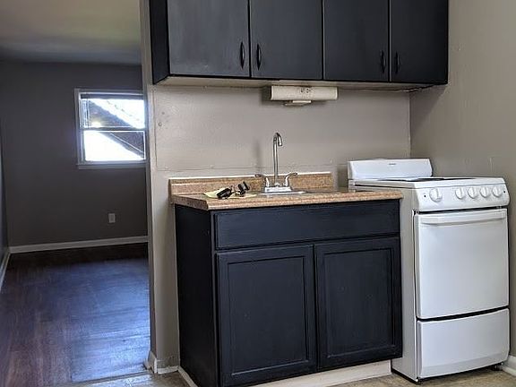 4th image of 315 Ballpark Dr Unit 105