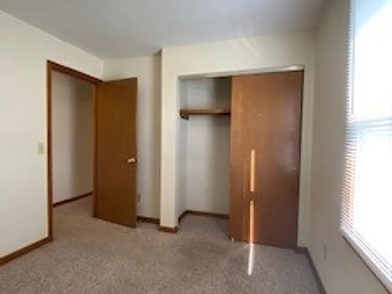 212 Stonewall Ct — Photo 2