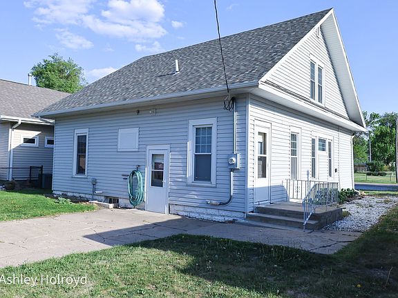 3rd image of 208 E Plum St