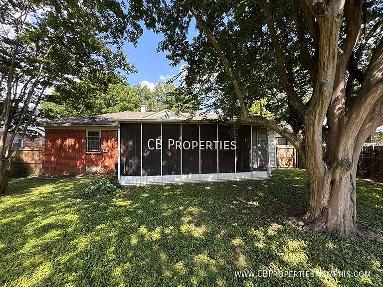 1711 Myrna Ln — Photo 10