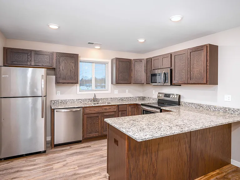 1611 Aspen Dr NE — Photo 2