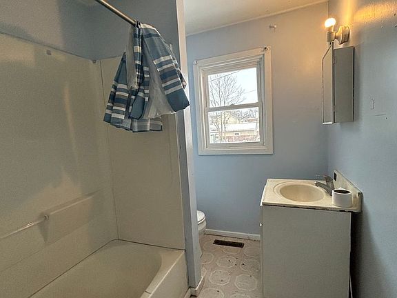 5th image of 111 S Wood St #A
