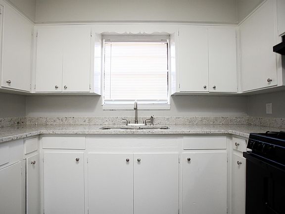 4th image of 2 Village Ct