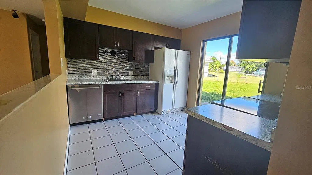 2 bed, 1.0 bath, 916 sqft, $1,350 — Photo 4