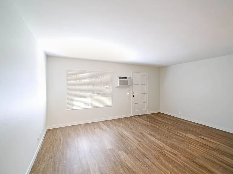 unit on 32nd — Photo 4