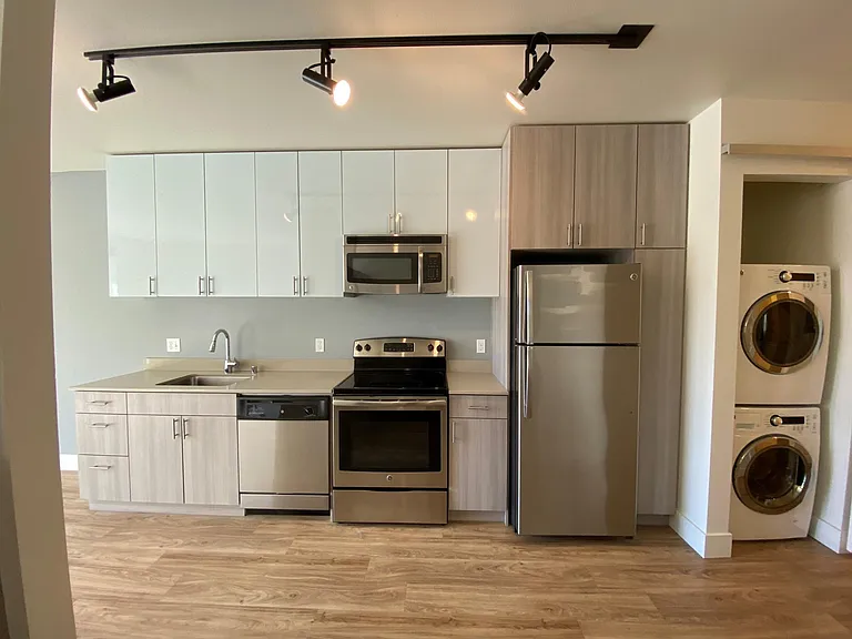 422 Summit Ave E — Photo 11