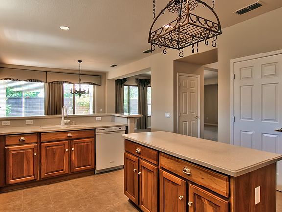 5th image of 684 Geary Ln