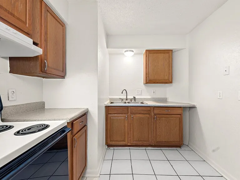 400-408 W Poplar St — Photo 13