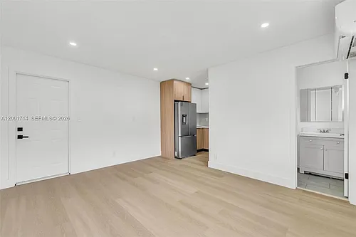 1611 NE 50th Ct #3 Photo 1