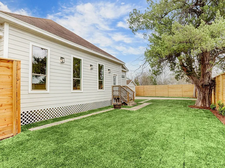 2721 Engelke St — Photo 21