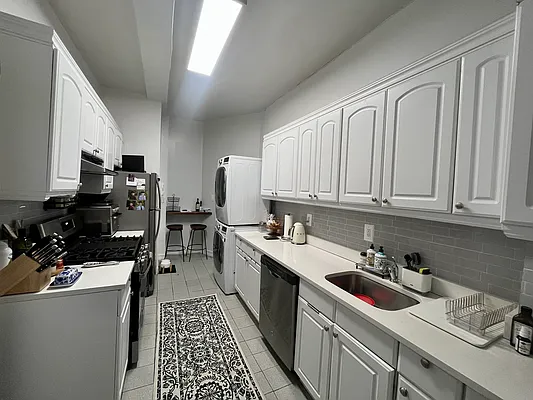 Rented by Moises Farhart, LREB | media 2