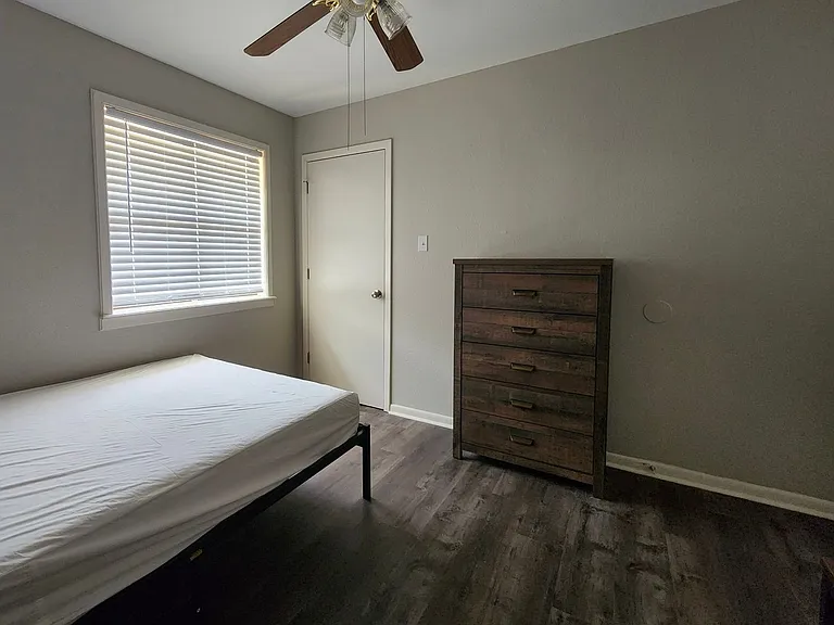 718 W College St — Photo 16