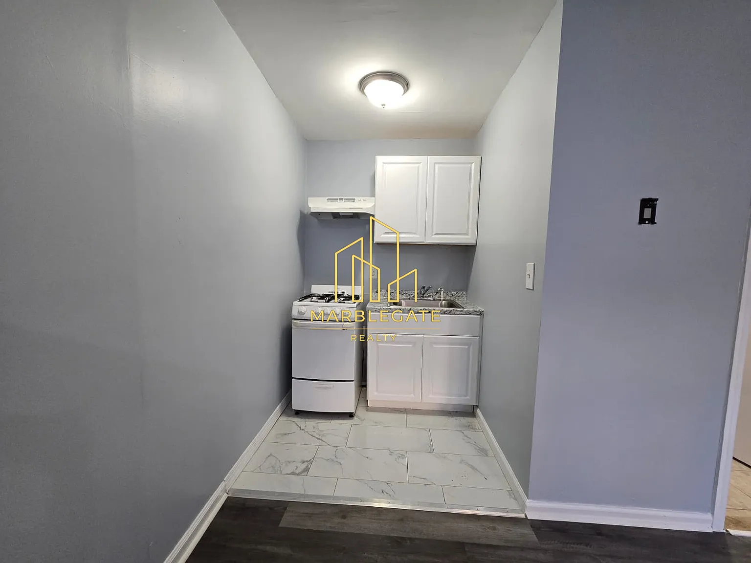 Studio, 550 sqft, $1,300 — Photo 2