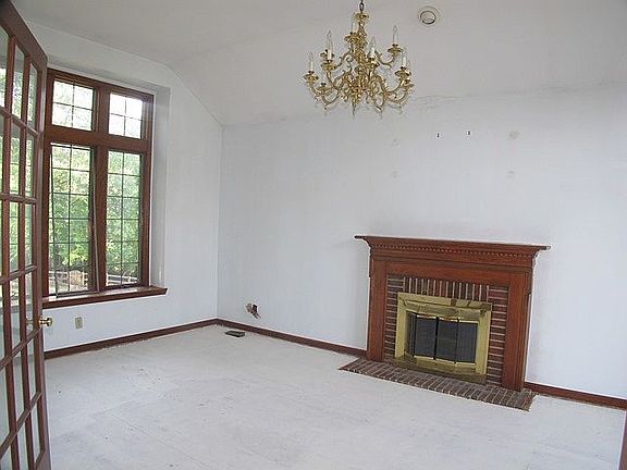 5th image of 3169 Woodside Dr