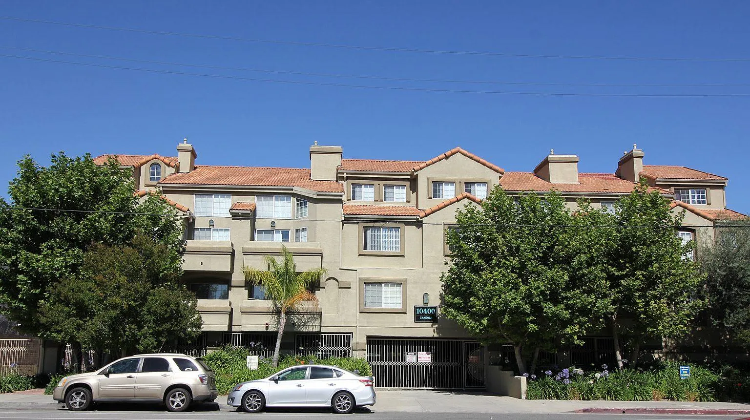 Canoga Luxury Apartments — Photo 2