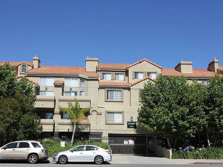 Canoga Luxury Apartments — Photo 2